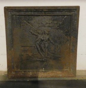 p145  piastra in ghisa, scena di interno osteria con due figure ;   mis. cm 70 x 70,